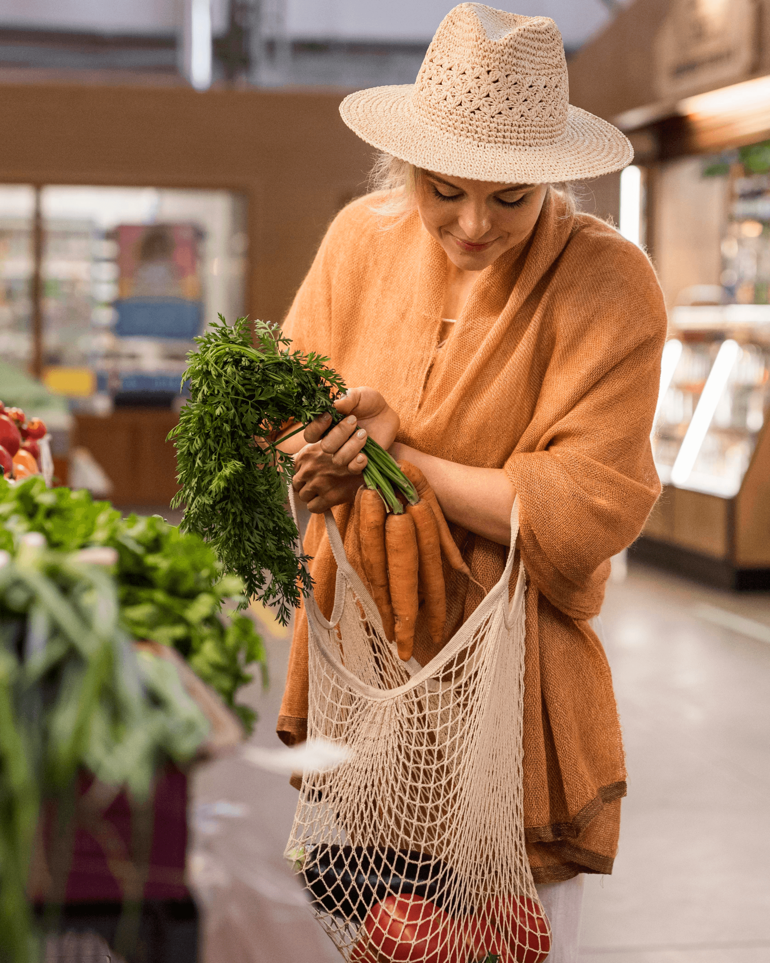 Mulher na área de hortifruti de um supermercado